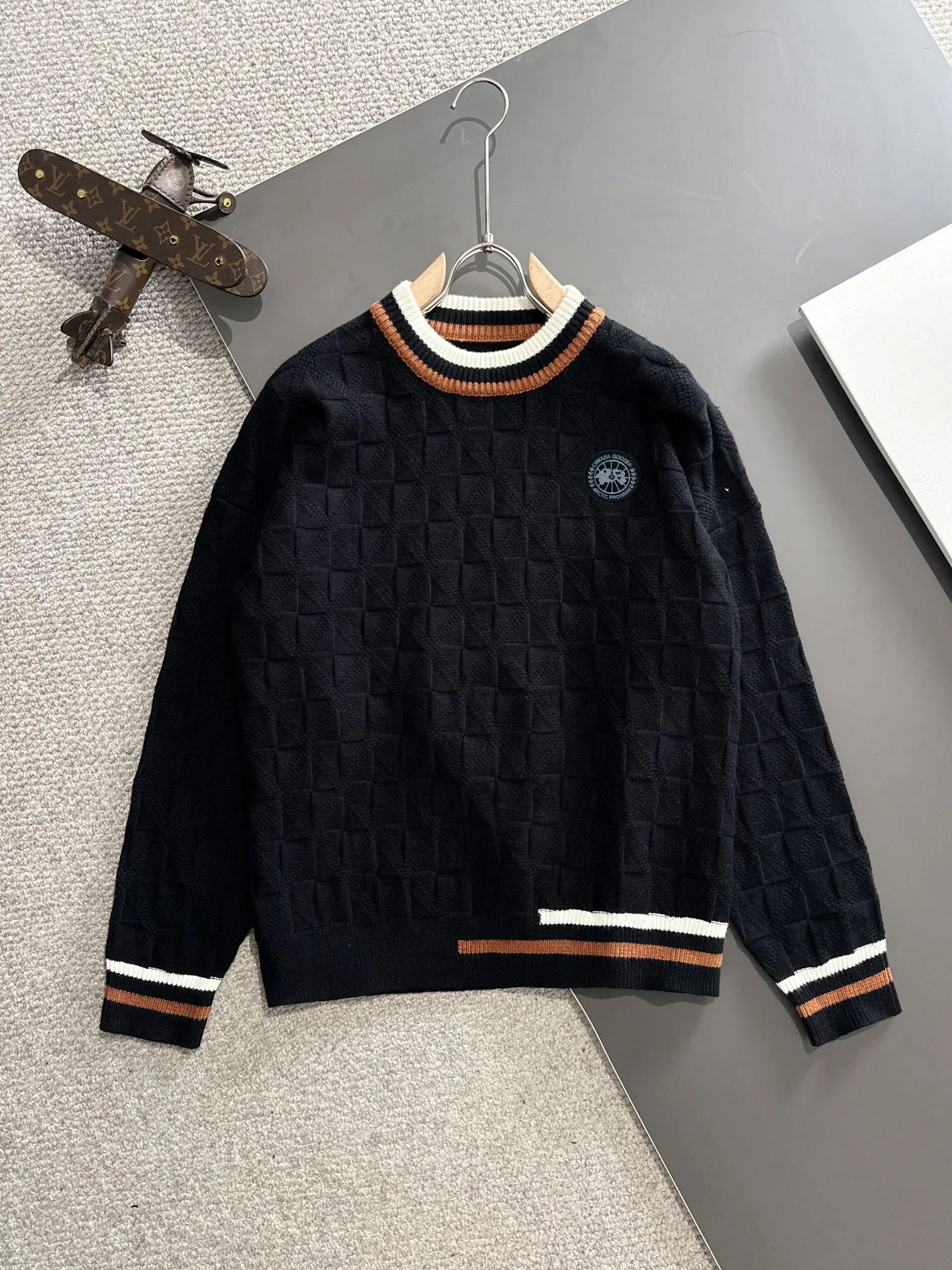 Next day shipping P360 Big Goose 2025 official website latest autumn and winter sweaters, popular models are on sale at the same time at the counter! Specially made of wool blended fabric. It feels comfortable and can be directly in contact with the skin. The logo badge is exquisitely embroidered, which is extremely eye-catching! The details highlight the fashionable charm of big brands. Exquisite workmanship. Three-dimensional cutting style. The wearing effect is invincible and handsome! All three standards are complete! Size: M-3XL